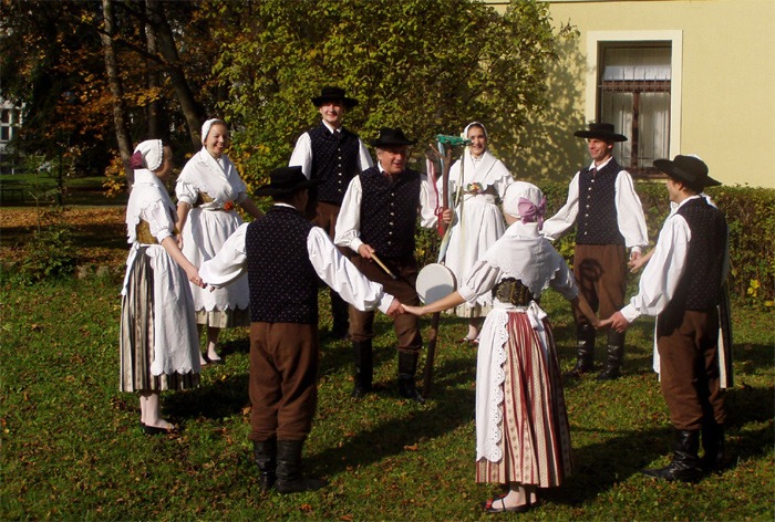 14.10.2016 - Bělohradský folklórní soubor Hořeňák a Hořeňáček