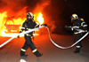 Téměř osmdesát lidí evakuováno při nočním požáru panelového domu ve Slaném